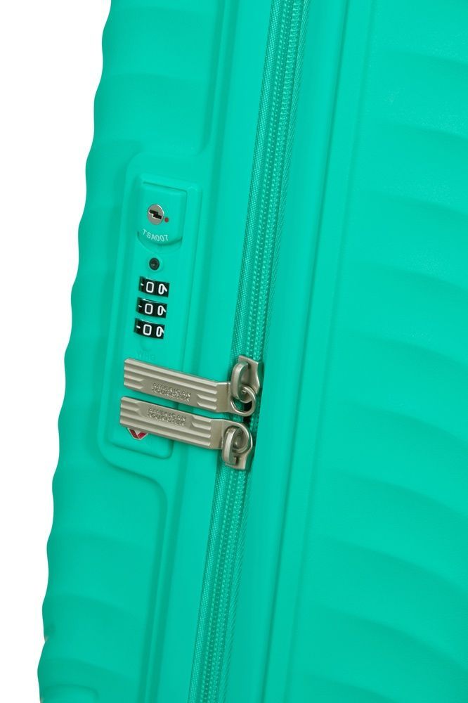 Валіза American Tourister Diablast на 4-х колесах з поліпропілену MK2*001;11 Cyber Aqua (мала)
